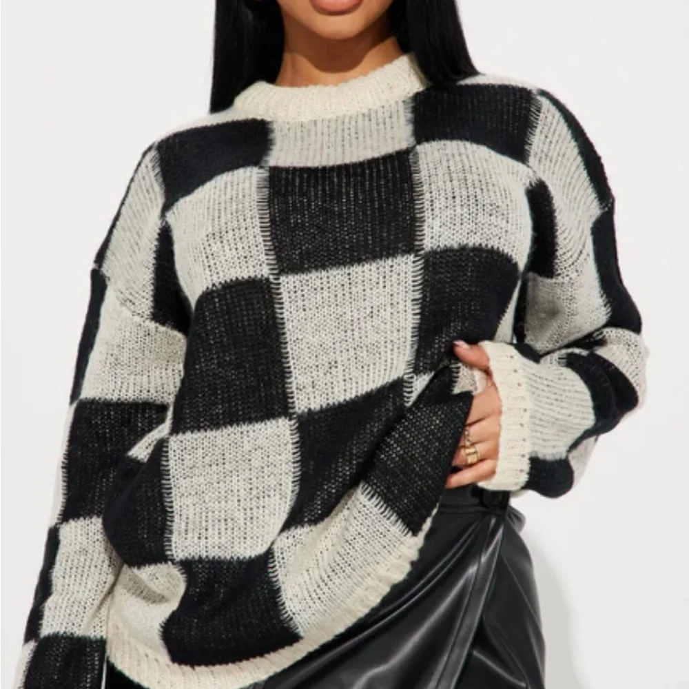 ⭐️Fashion Nova Black and White Checkered Sweater M - Picture 1 of 3